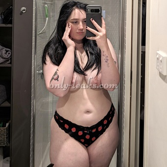 Emi (Gothgirlgamer) - @gothgirlgamer133 | OnlyFans